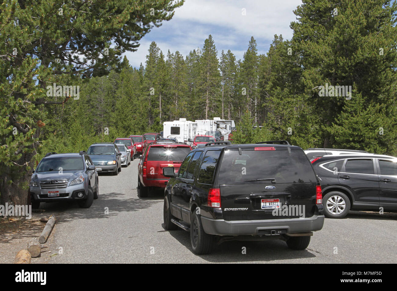 Volle Parkplatz bei Midway Geyser Basin voller Parkplatz bei Midway Geyser Basin. Stockfoto