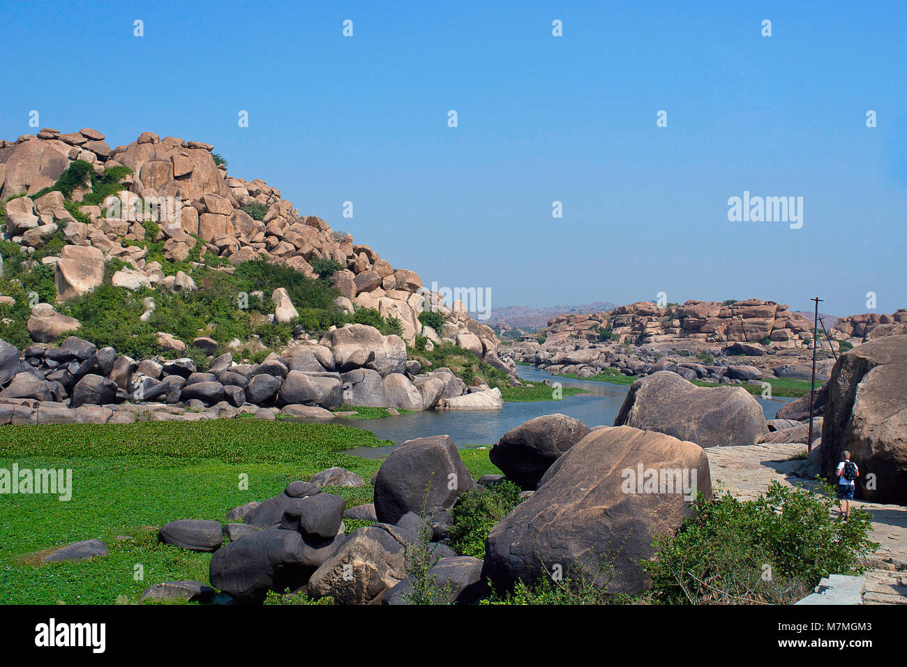 Fluss Tungabhadra und felsiges Gelände. Hampi, Karnataka, Indien Stockfoto