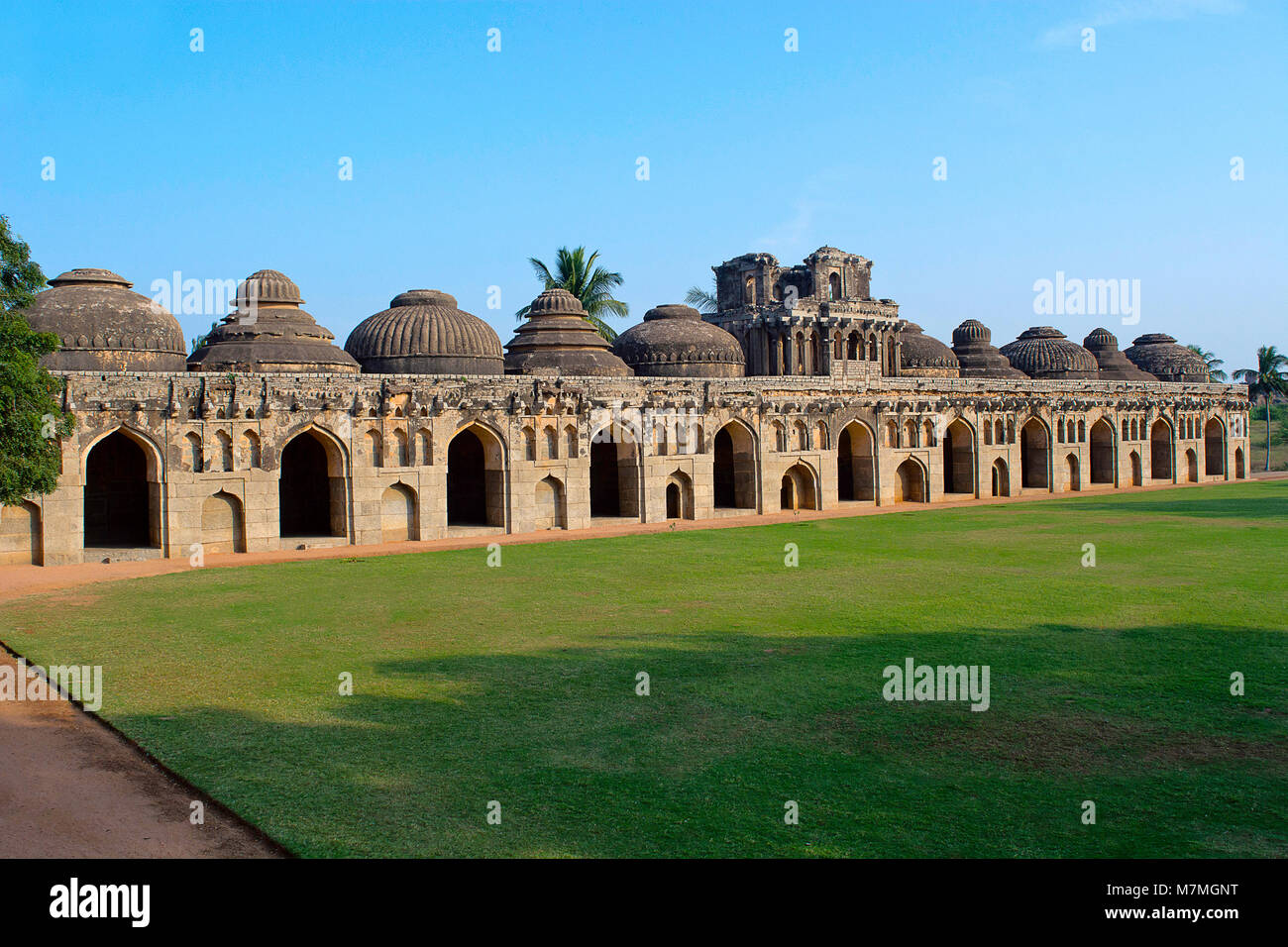 Elefanten-Stall. Elf gewölbte Kammern für die königlichen Elefanten. Hampi Denkmäler, Karnataka, Indien Stockfoto