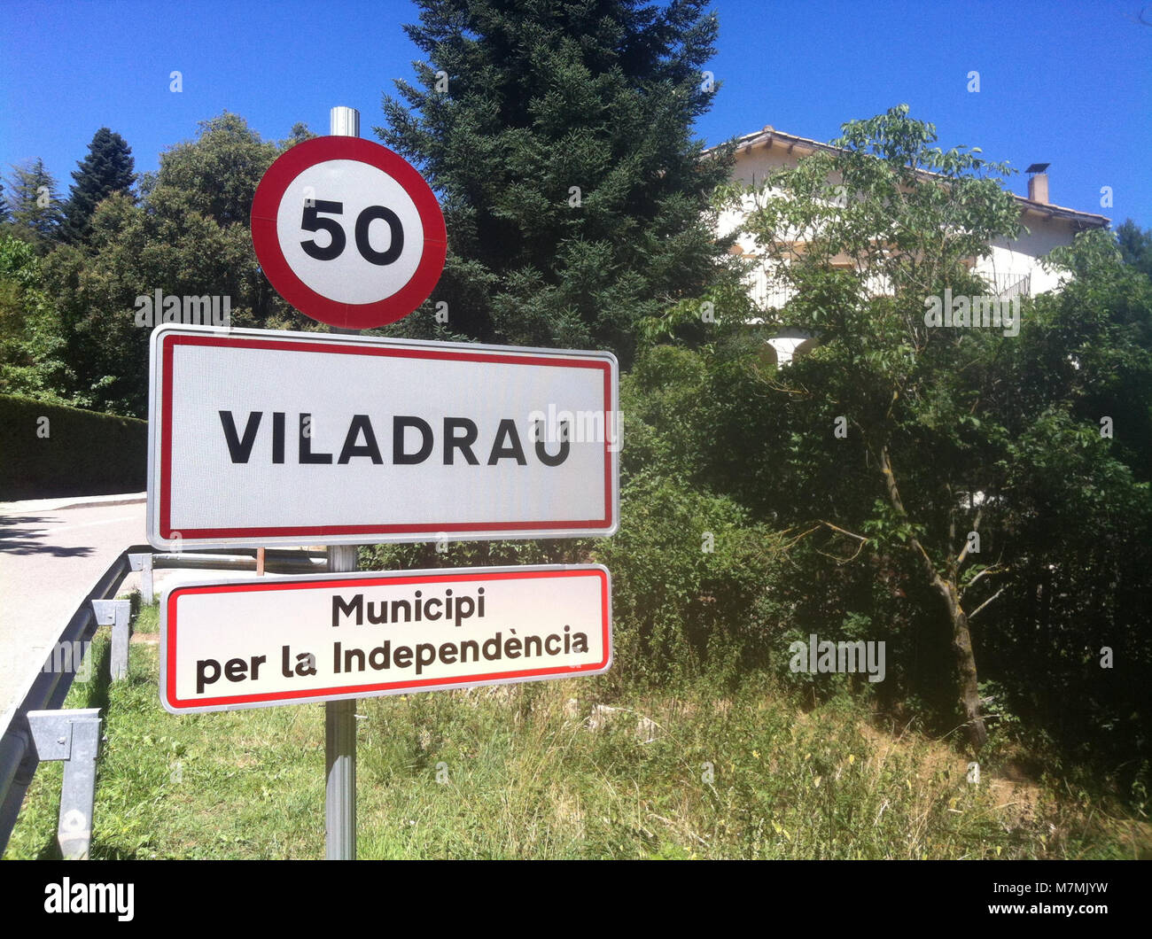 Ein politisches Banner aus Katalonien, das sich für die Unabhängigkeit einsetzt und mit dem Verband der Kommunen für Unabhängigkeit verbunden ist. Sie spiegelt die regionalen politischen Bewegungen für die katalanische Autonomie wider. Stockfoto