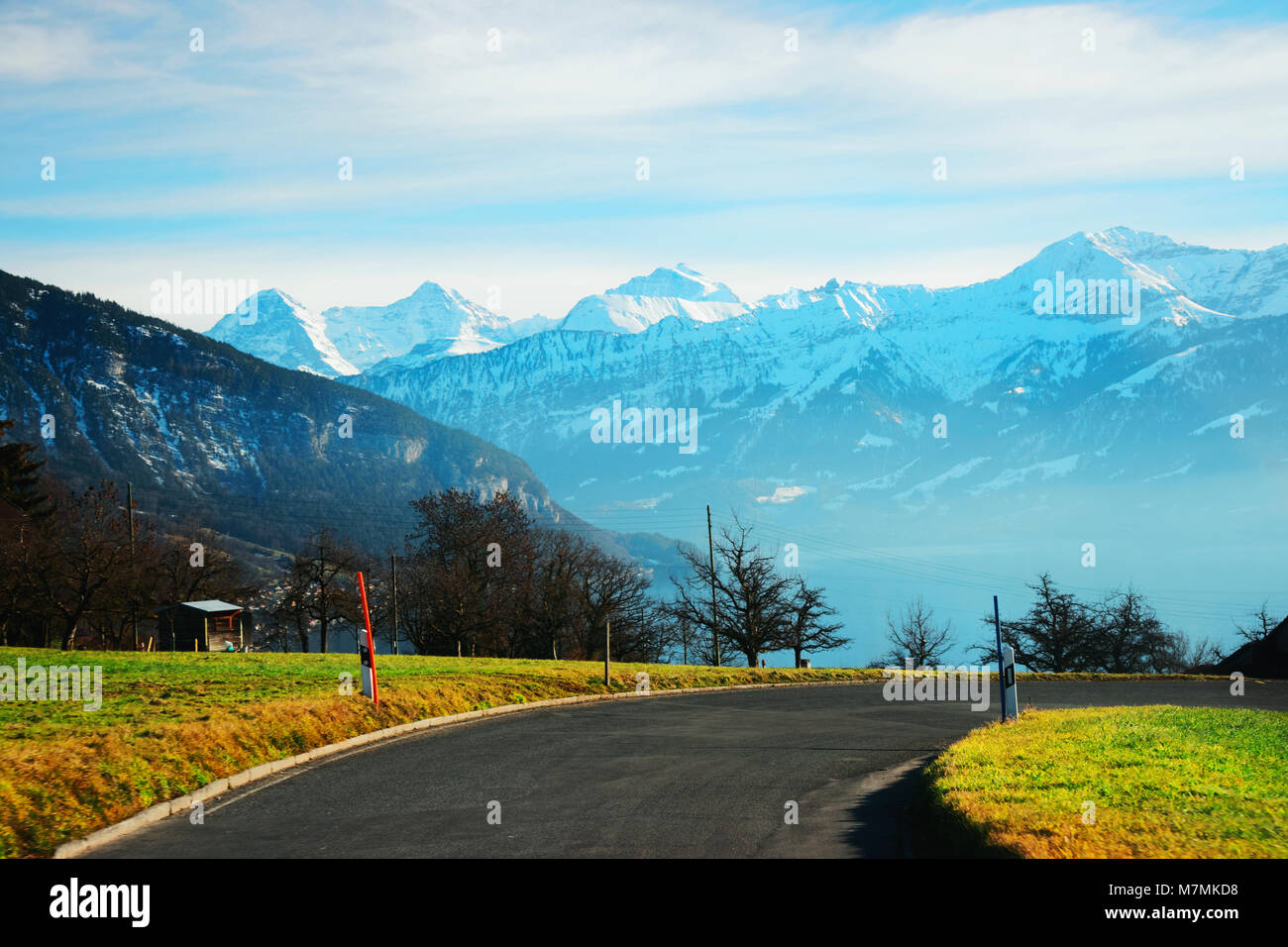 Straße am Sigrilwil Dorf vor der Schweizer Alpen Berge und Thuner See,  Schweiz im Winter Stockfotografie - Alamy