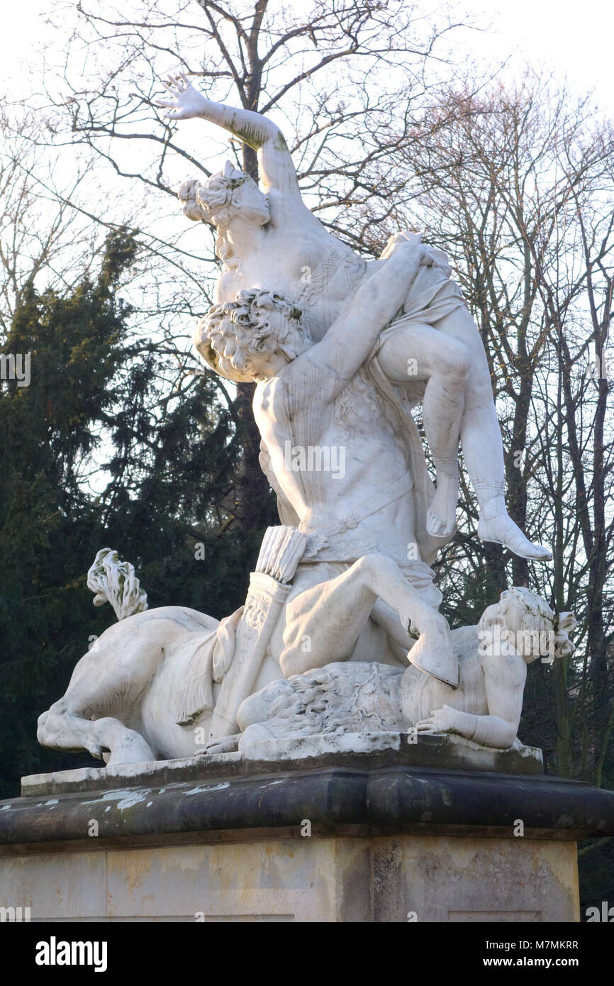 Die Centaur Group (Süd), eine Marmorskulptur von Antonio Corradini im Großen Garten, Dresden, zeigt mythologische Figuren im barocken künstlerischen Stil. Stockfoto