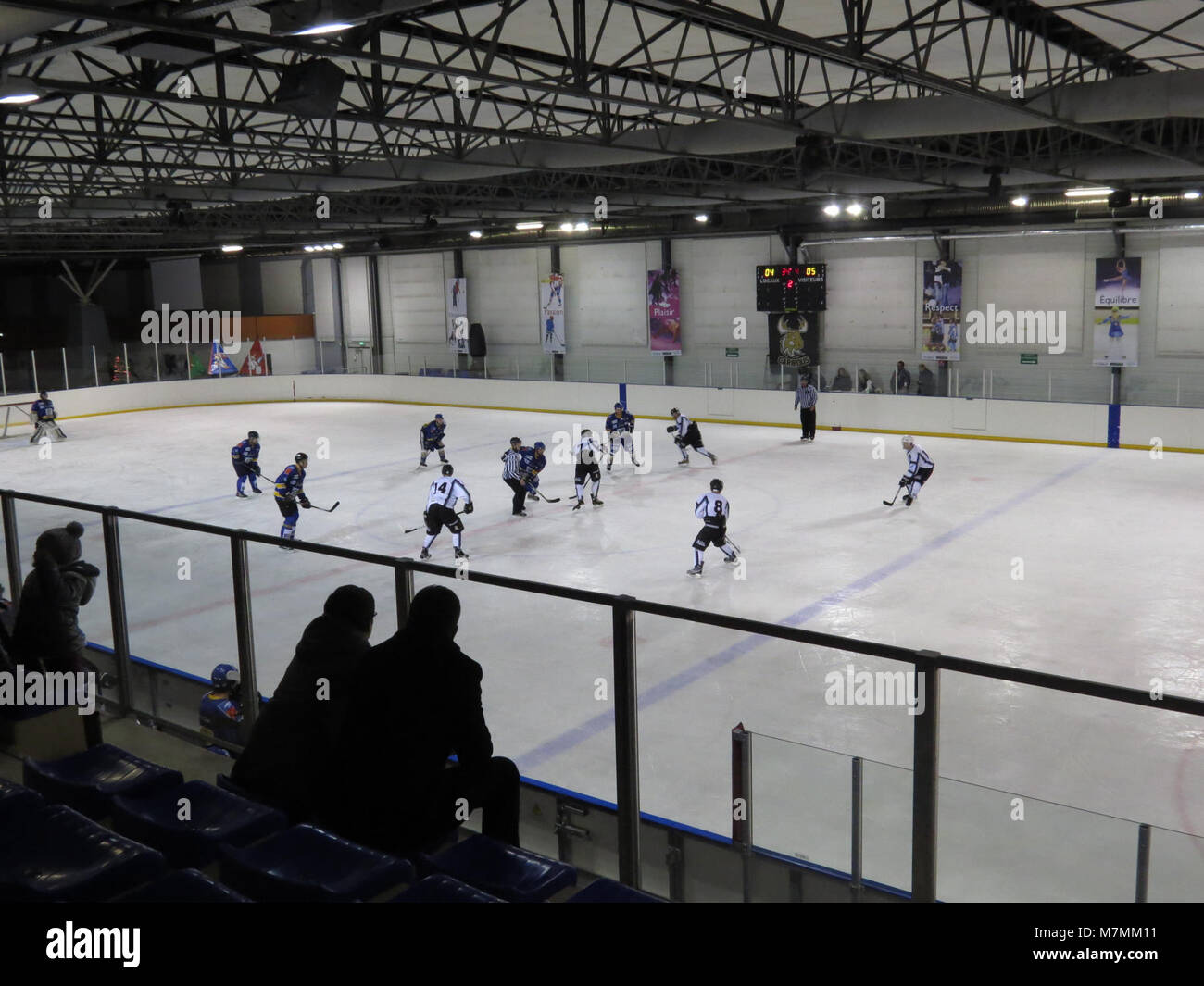 Das Eishockeyspiel zwischen der Karibik de seine-et-Marne und der Réserve des Ducs de Dijon wurde in Frankreich ausgetragen. Stockfoto