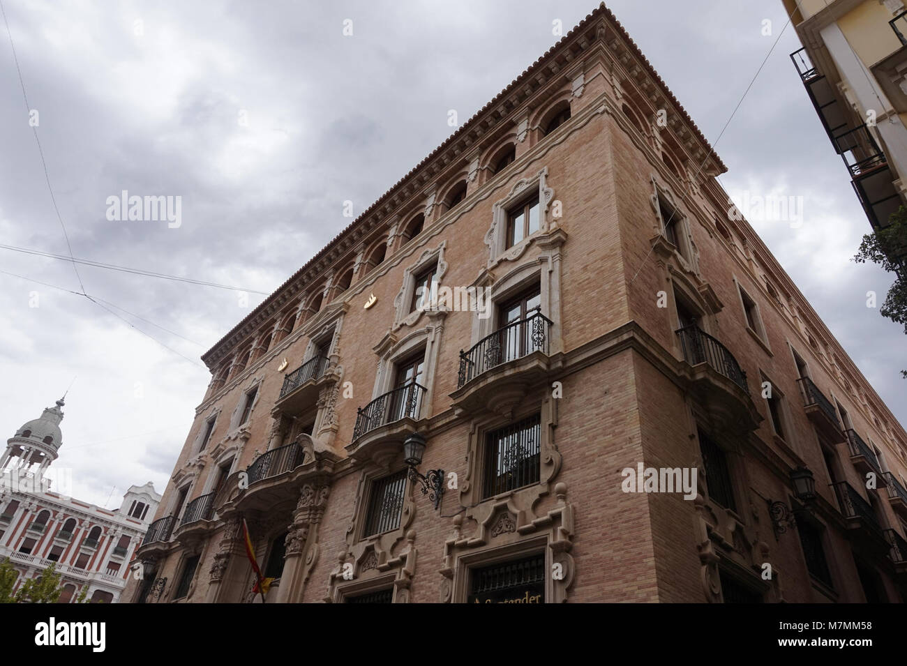 Das Casa Palacio de los Pagán, heute Hauptsitz der Banco Santander, ist ein historisches Gebäude, das für sein architektonisches Design und seine kulturelle Bedeutung in Santander, Spanien, bekannt ist. Stockfoto