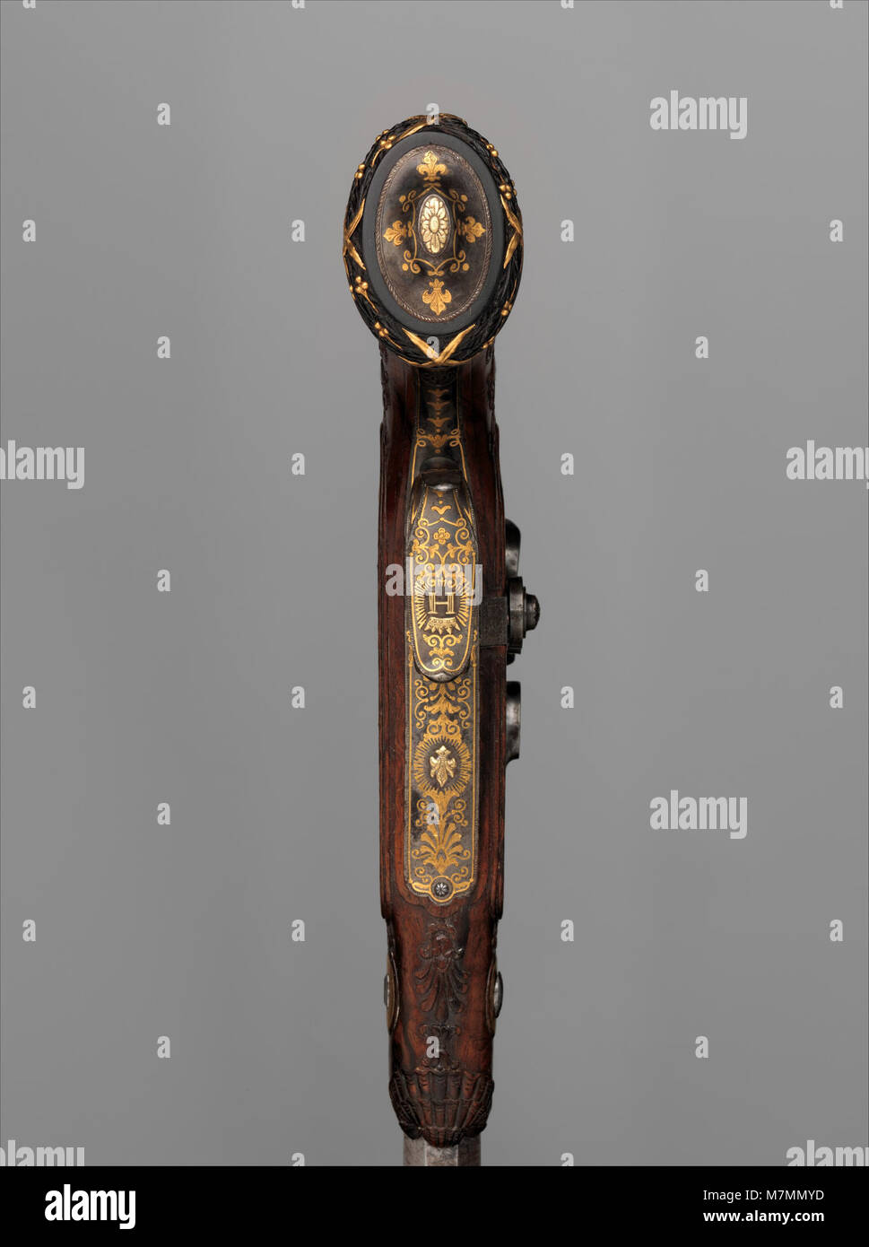 Dieses Set enthält ein Paar fein gefertigter Perkussionspistolen mit Zubehör, die für Henri Charles Ferdinand Marie Dieudonné d'Artois, eine französische Königsfigur, hergestellt wurden. Die Pistolen sind ein historisches Stück, das die Handwerkskunst des 19. Jahrhunderts widerspiegelt. Stockfoto
