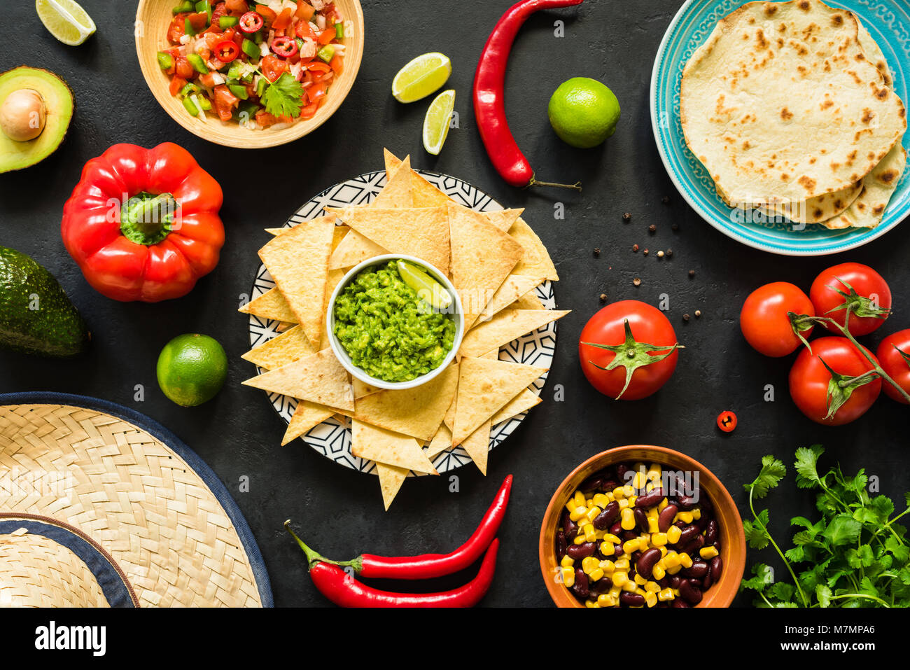 Nachos mit Guacamole, Bohnen, Salsa und Tortillas. Mexikanische Küche, table top Aussicht Stockfoto