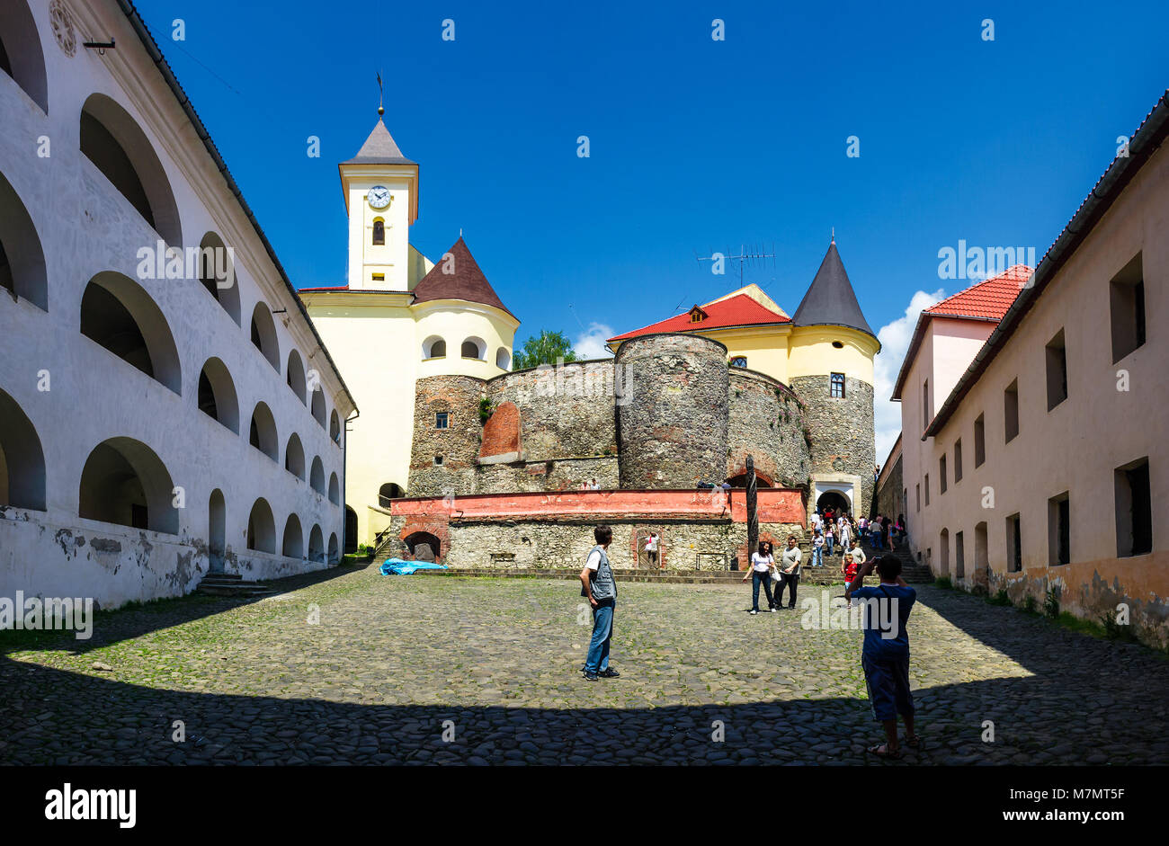 Tschechien, Ukraine - 25. MAI 2008: Panorama der Palanok Burghof mit Glockenturm. Alten Festung dient heute als Museum und ist beliebt Stockfoto