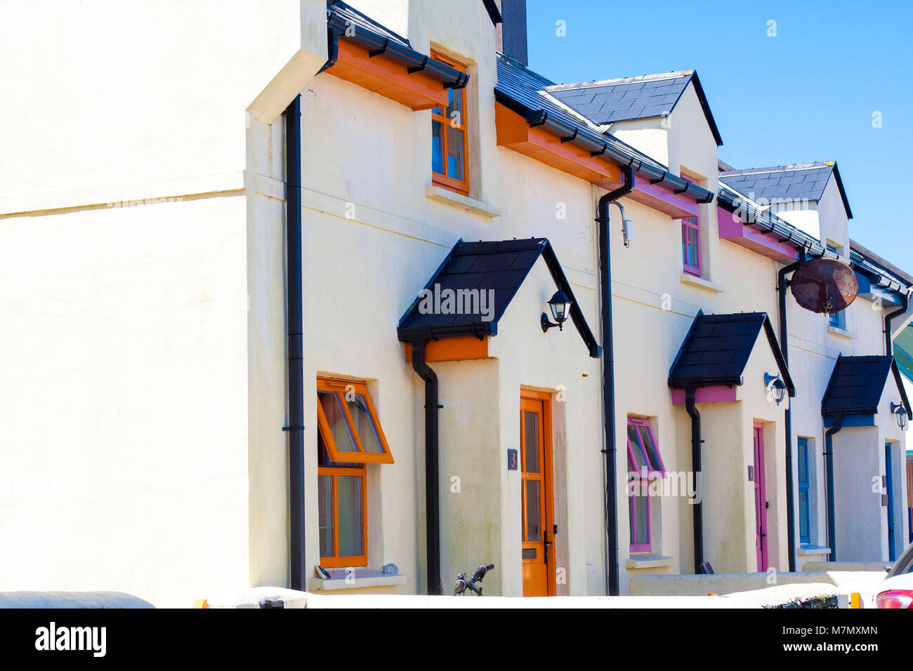 Eine Reihe von bunten/Bunte bunte Häuser, weiß getünchten cottages Kerry Irland Stockfoto