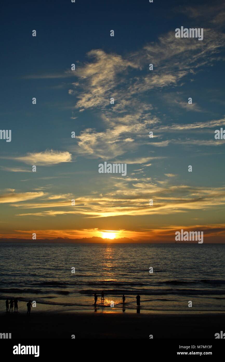 Strand Sonnenuntergang mit Silhouetten, die Stockfoto