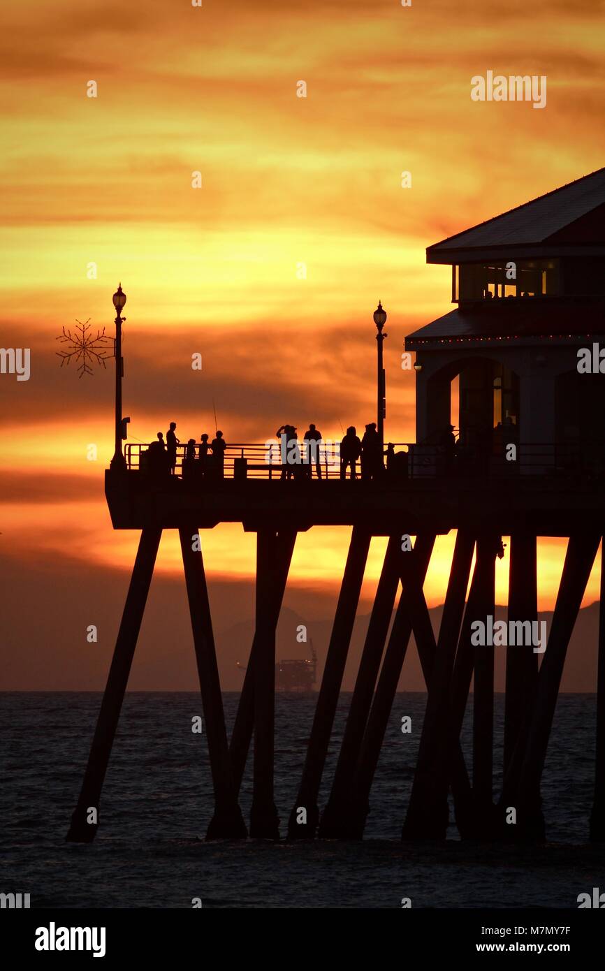 Orange Sonnenuntergang hinter dem Huntington Beach Pier Stockfoto