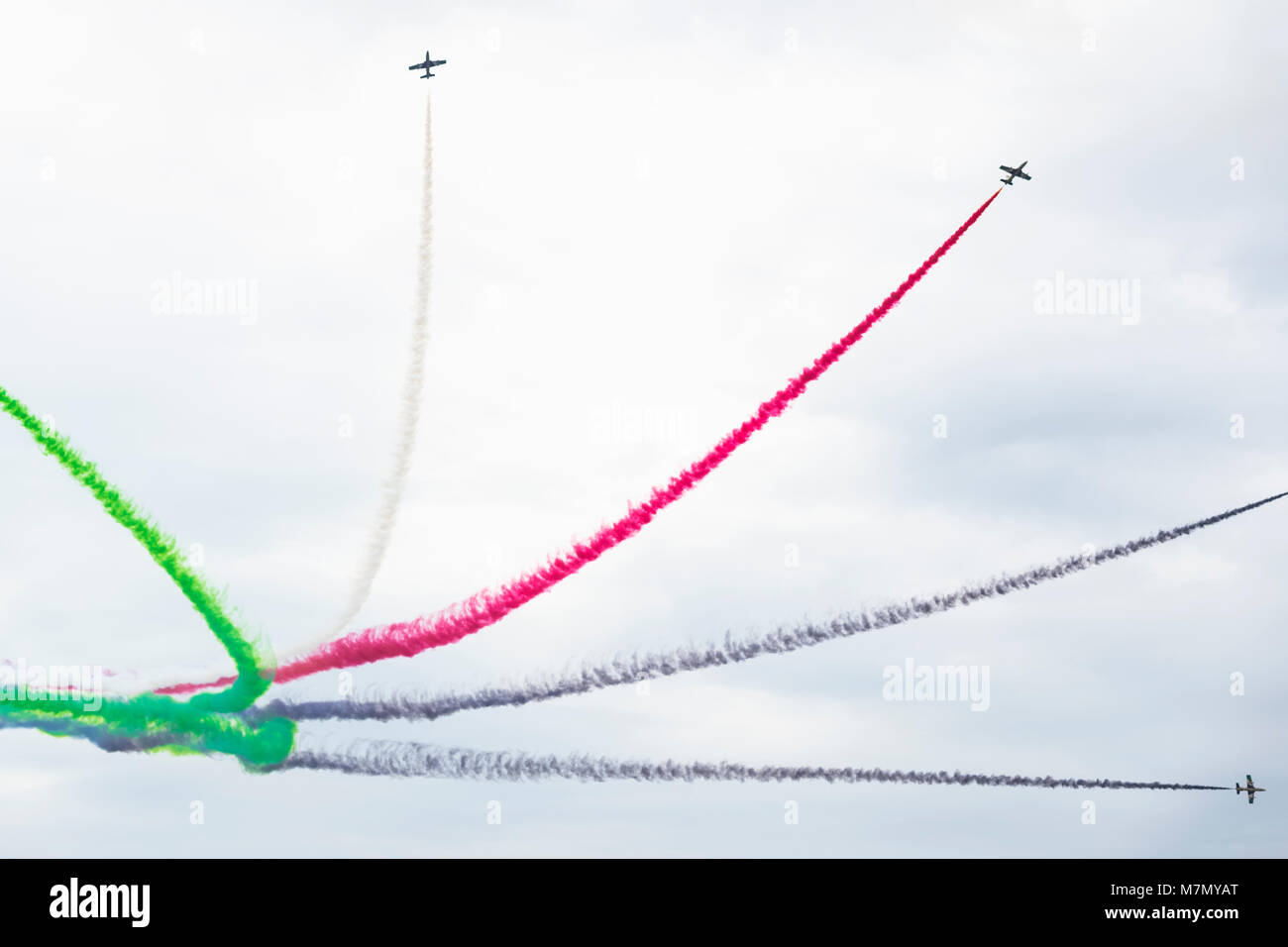 Flugzeuge, die in aerobatic Show, helle Cognac rauch Trails. Flugzeuge, Flying Display und Kunstflug Stockfoto