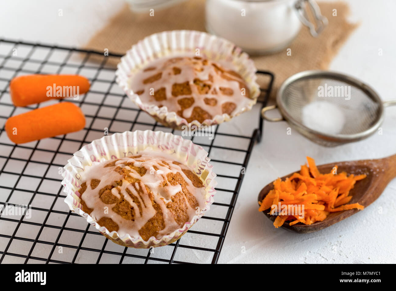 Hausgemachter Karottenkuchen Cupcakes. Stockfoto