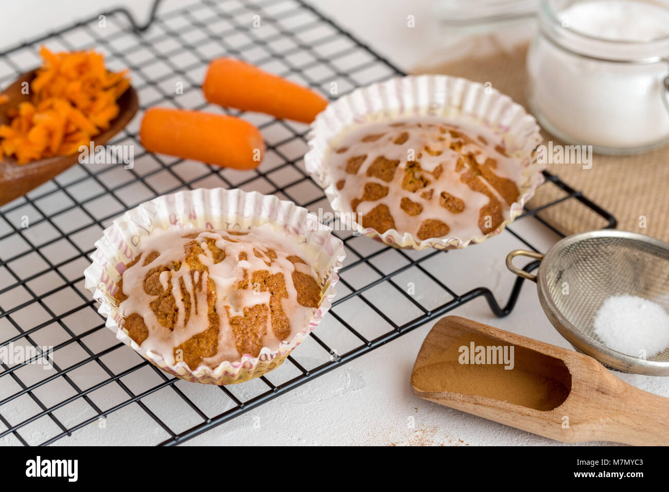 Hausgemachter Karottenkuchen Cupcakes. Stockfoto