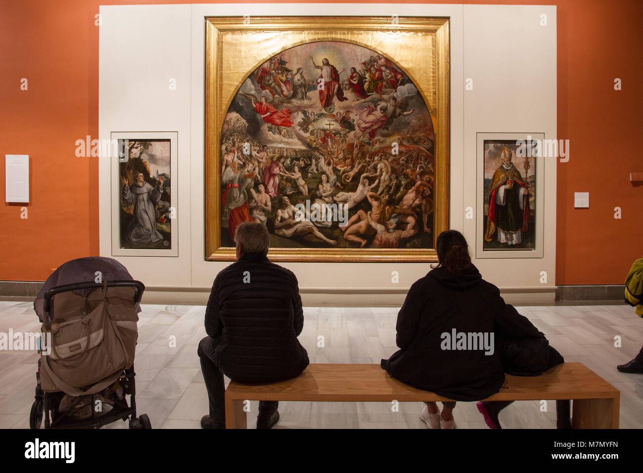 Touristen, die auf der Suche malerei Kunst Ausstellung 'Museo de Bellas Artes' Fine Art Museum Sevilla, Adalucia, Spanien Malerei von Bartolomé Esteban Murillo Stockfoto