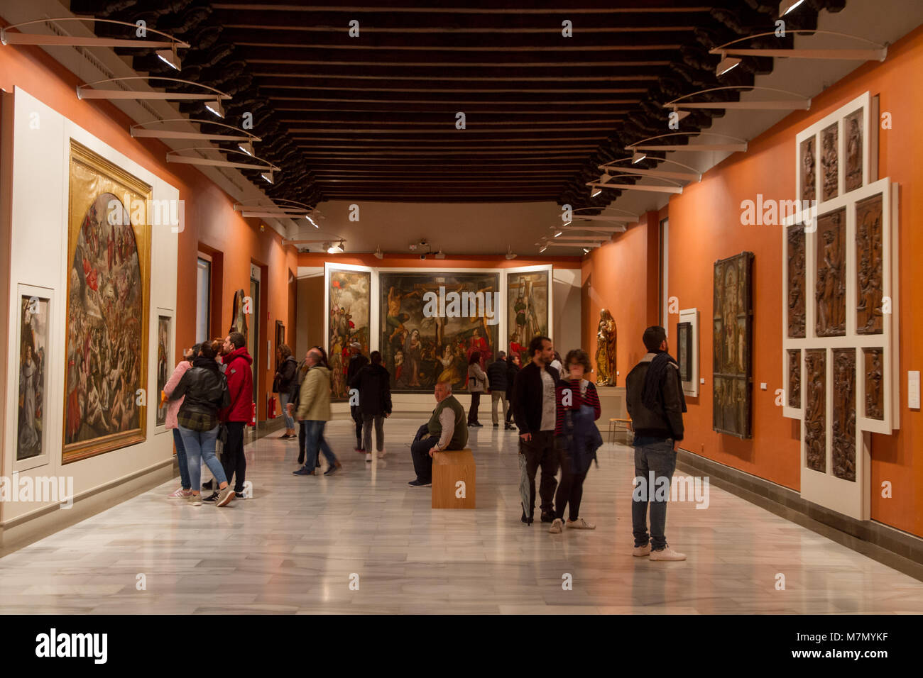 Touristen, die auf der Suche malerei Kunst Ausstellung 'Museo de Bellas Artes' Fine Art Museum Sevilla, Adalucia, Spanien Malerei von Bartolomé Esteban Murillo Stockfoto