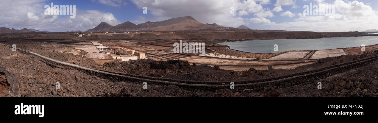 Panorama von der vulkanischen Landschaft rund um den Salinas de Janubio Salinen, Lanzarote, Kanarische Inseln Stockfoto