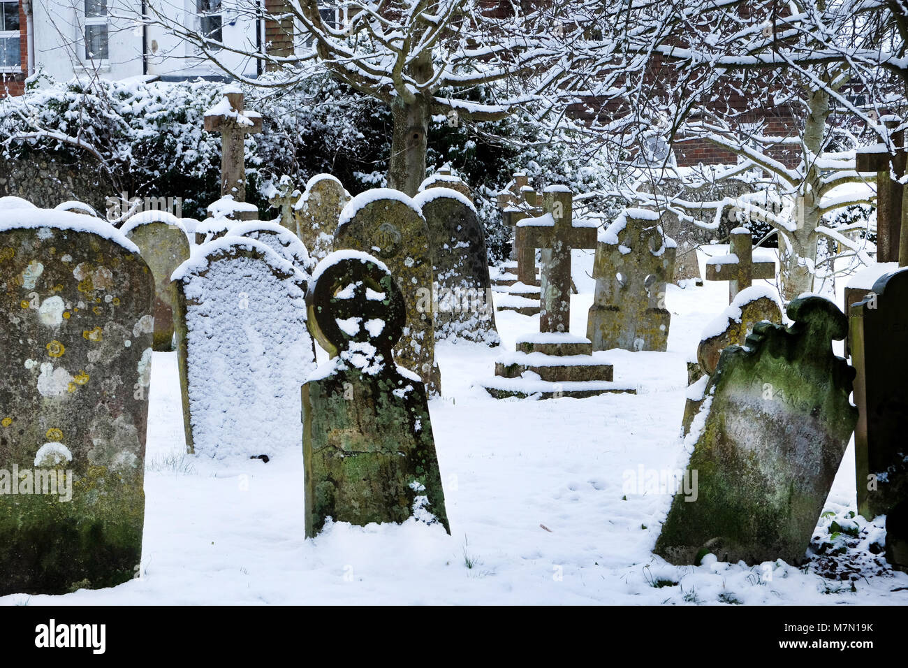 Schnee Szene Friedhof, Gräber und Grabsteine im weißen Schnee, Ringmer Kirche, East Sussex, Großbritannien Stockfoto