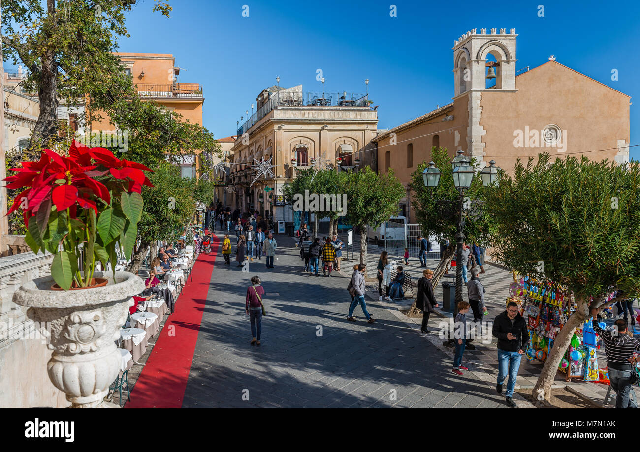 Blick auf den Corso Umberto und Piazza XI April, in Taormina, Sizilien, Italien. Auf der rechten Seite, der ex-Kirche von Sant-Agostino, jetzt eine öffentliche Bibliothek. Stockfoto