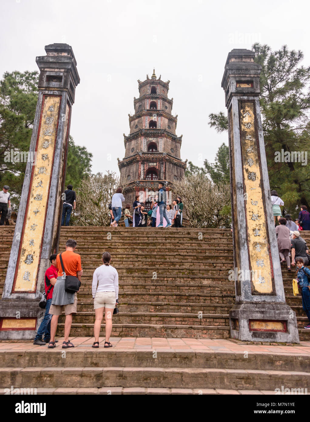 (Chùa Thiên Mụ Pagode der Himmlischen Dame, auch genannt Linh Mụ Pagode), Huế, Vietnam. Seine legendäre siebenstöckige Pagode ist als die inoffizielle Wahrzeichen der Stadt angesehen wird.] Stockfoto