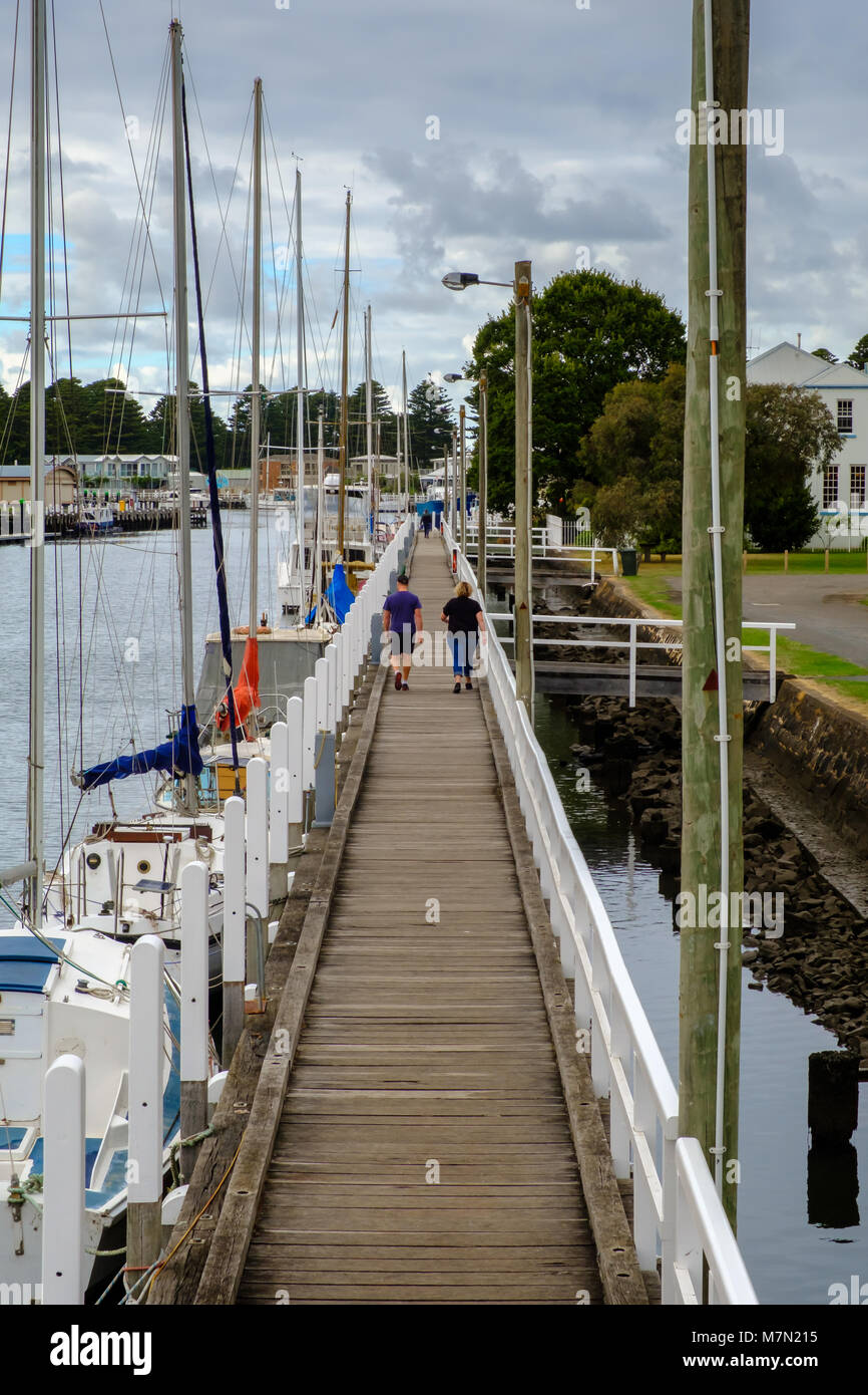 Wandern auf dem Boardwalk, Port Fairy, Victoria, Australien Stockfoto