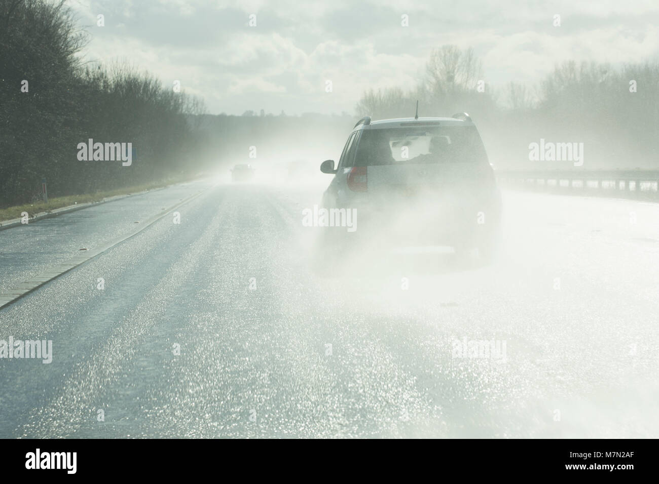 Spray und Blendung nach dem Regen auf der Autobahn M5 in Richtung Süden in England Großbritannien GB 2018 4. März nach Sturm Emma. Stockfoto