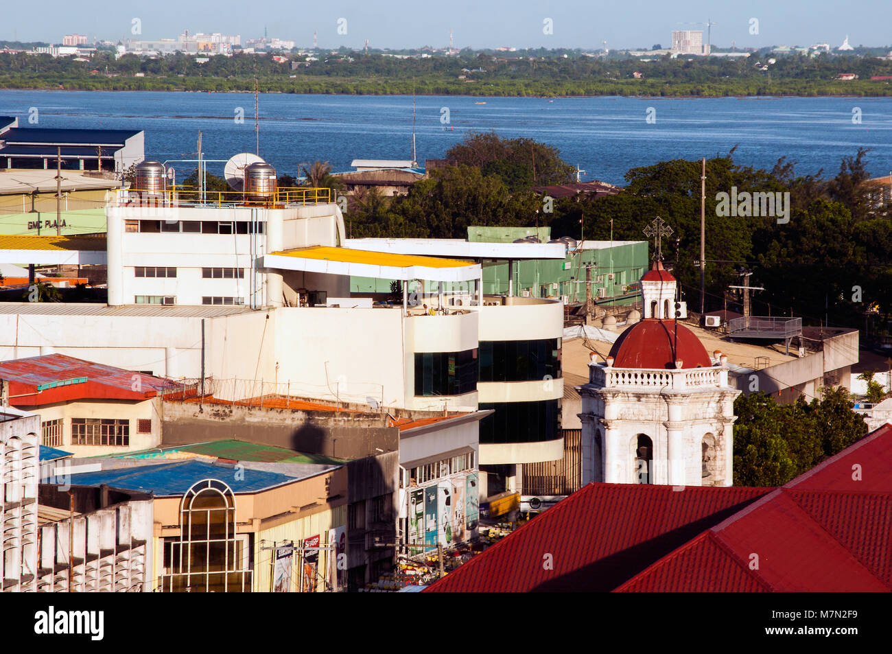 Luftaufnahme der Basílica Menor del Santo Niño, mit der Insel Mactan, Cebu City, Philippinen Stockfoto