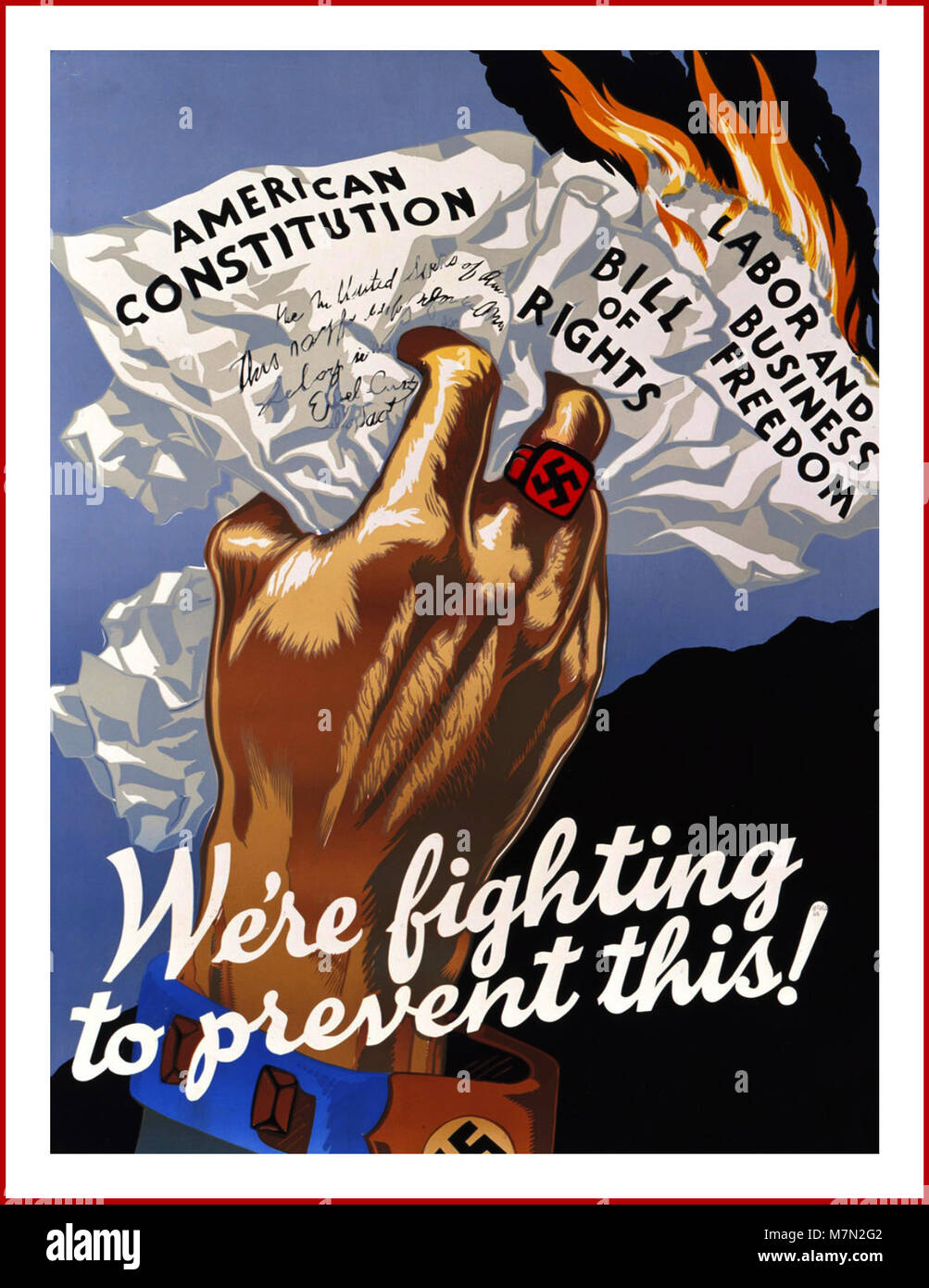 WW2 der 1940er Jahre amerikanische Propaganda Poster' Wir kämpfen zu dieser'' verhindern mit einer Hand, mit dem nationalsozialistischen Hakenkreuz auf einem Ring und Shirt Hülse, Zerkleinerung und brennenden Kopien der amerikanischen Verfassung" und der "Bill of Rights", und ein Dokument mit der Bezeichnung "Arbeit und unternehmerische Freiheit." Stockfoto