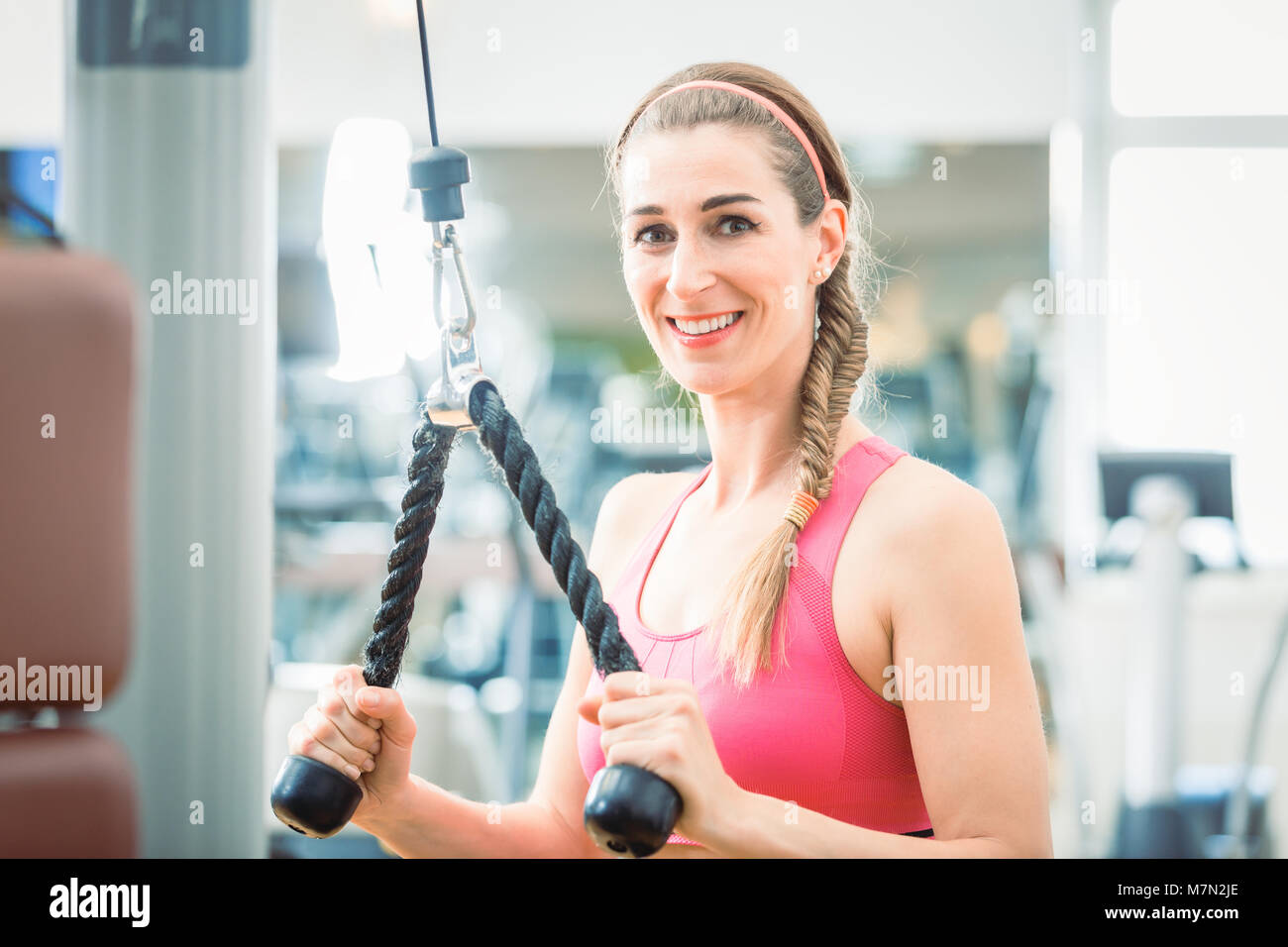 Porträt einer wunderschönen freundlich lächelnden Frau während der Ausübung Stockfoto