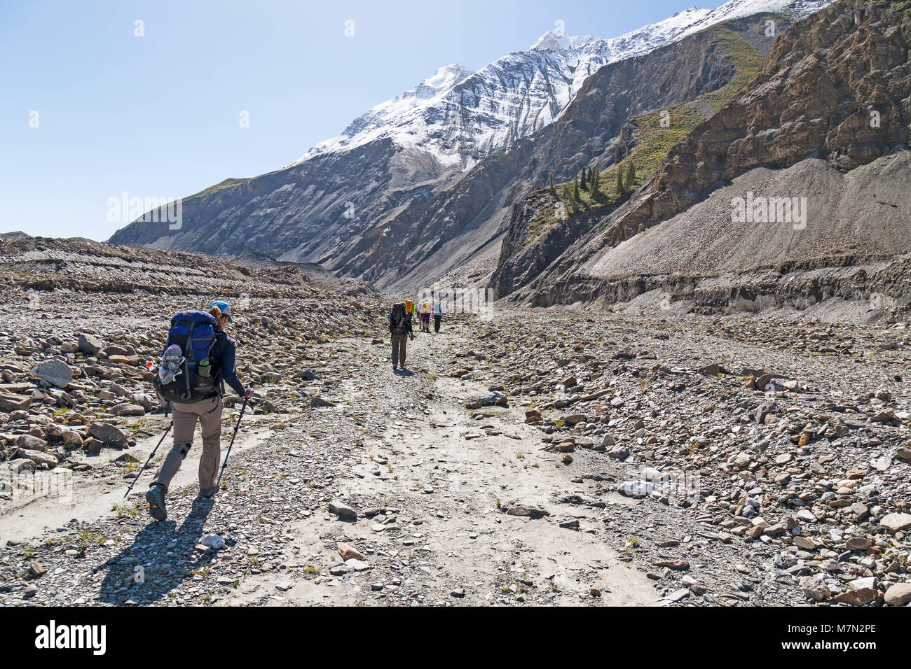 Eine Gruppe von Wanderern in den Ausläufern der Tien Shen Berge in Kirgisistan. Stockfoto