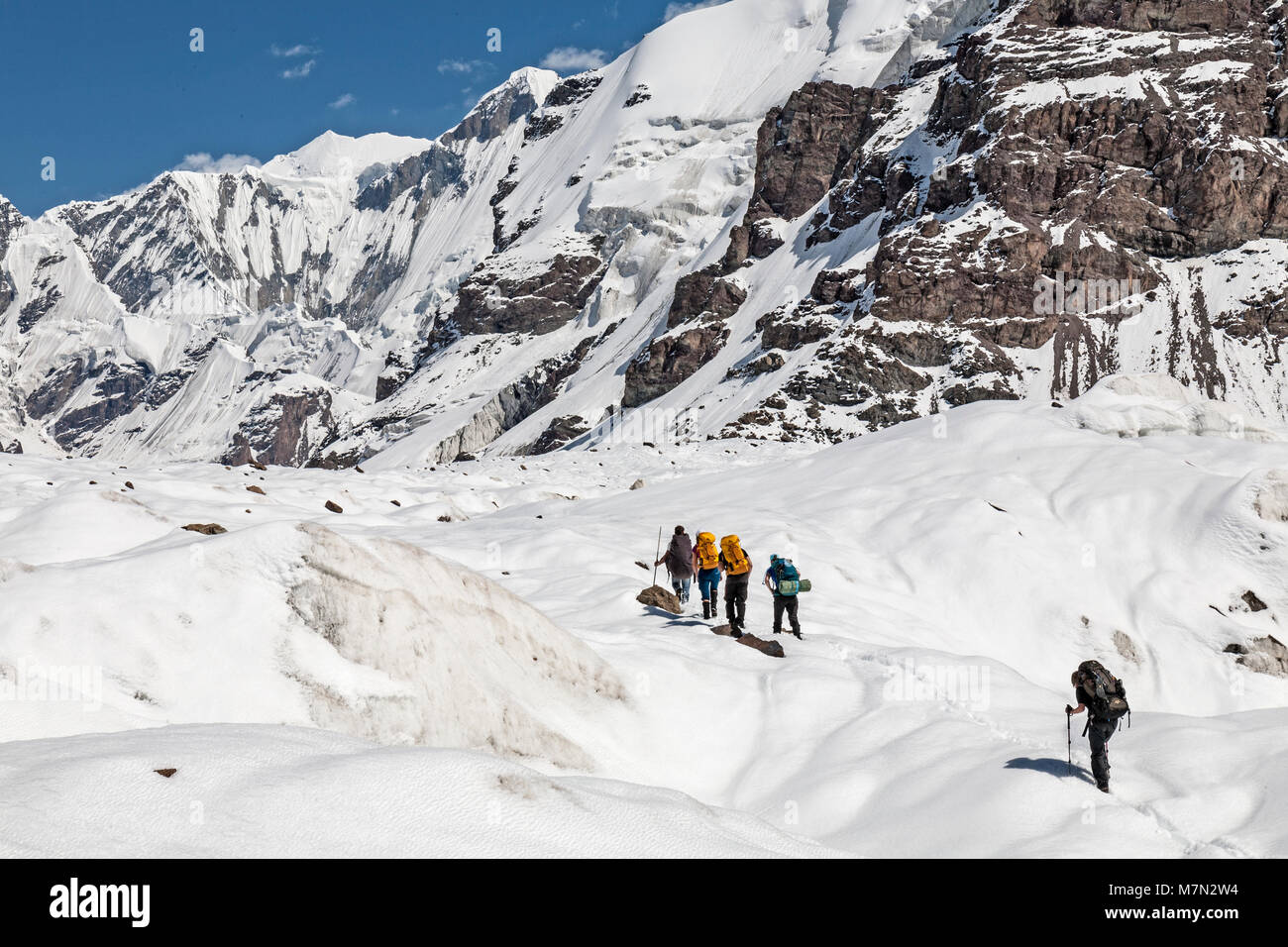 Gruppe der Wanderer im Tien Shan Gebirge in Kirgisistan. Stockfoto