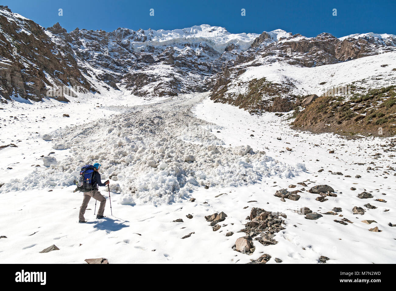 Einsame weibliche Wanderer im Tien Shan Gebirge in Kirgisistan. Stockfoto