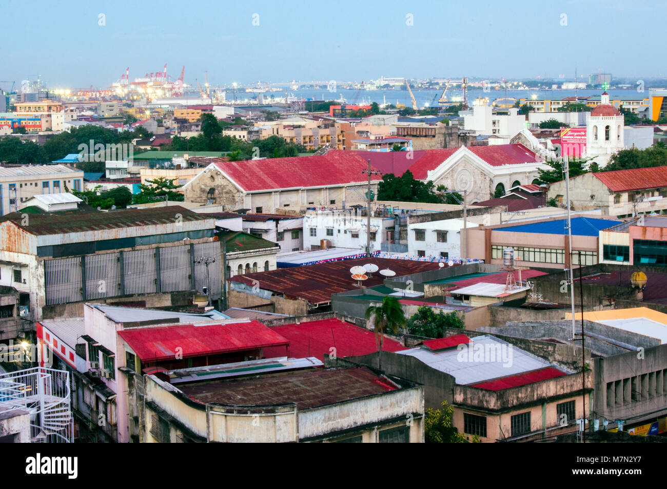 AAerial Ansicht von Cebu City nach Norden Osten in Richtung Hafen, mit der Insel Mactan, Philippinen Stockfoto