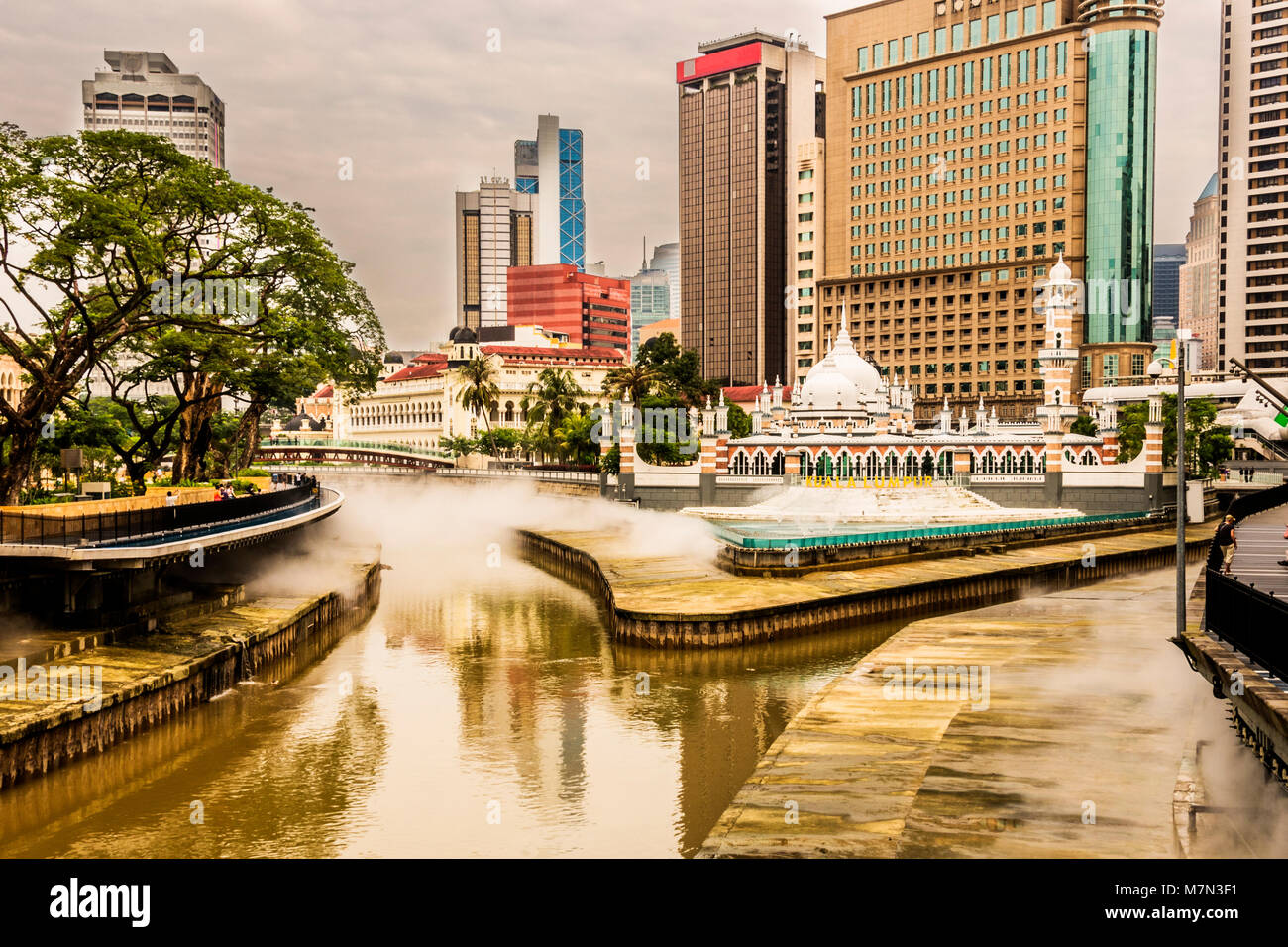 Ansicht des Klang Fluss Brunnen und finanziellen Zentrum von Kuala Lumpur Malaysia Stockfoto