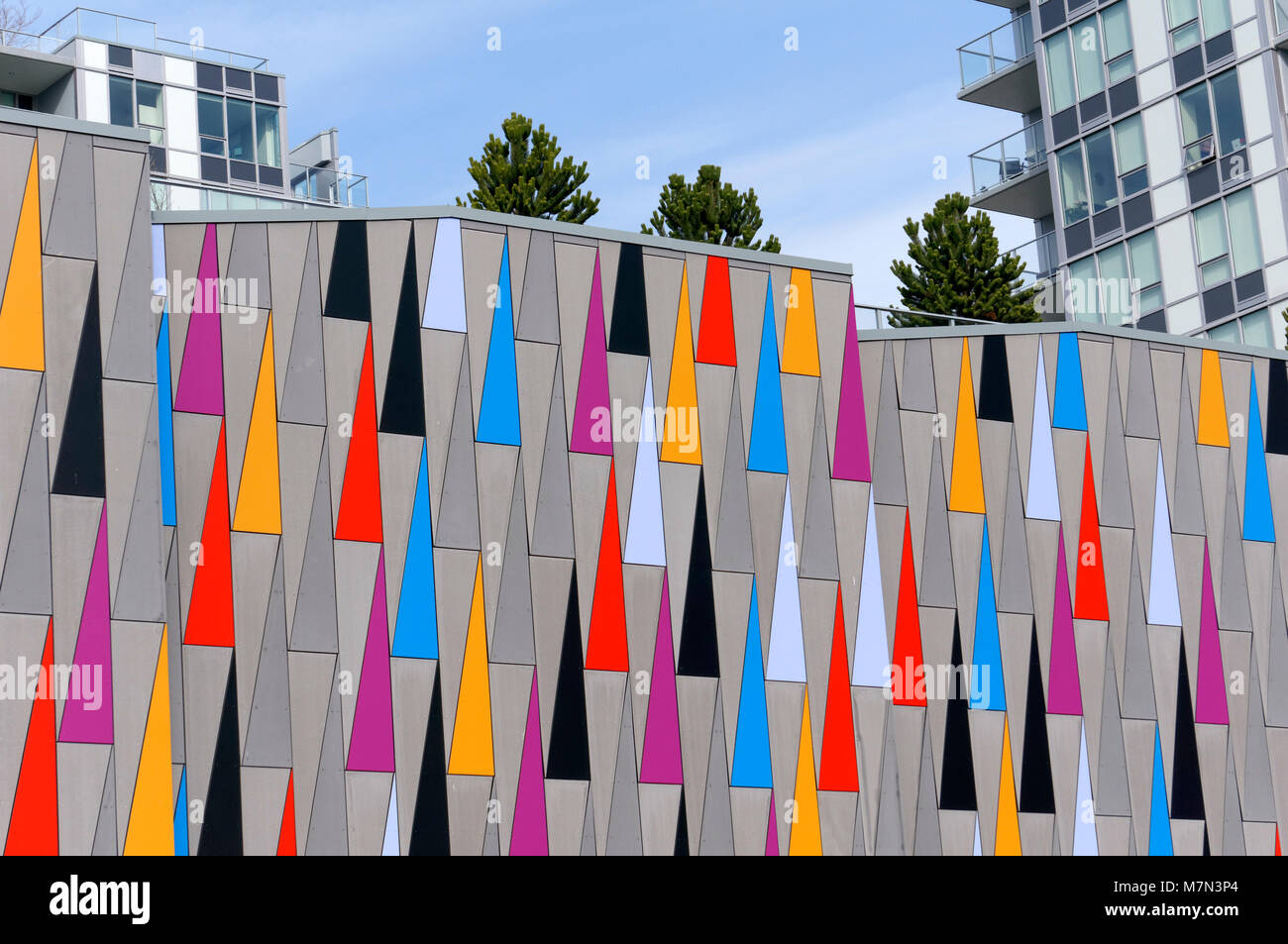 Bunte Dreiecke Design an der Außenwand eines modernen Gebäudes in Richmond, BC, Kanada Stockfoto
