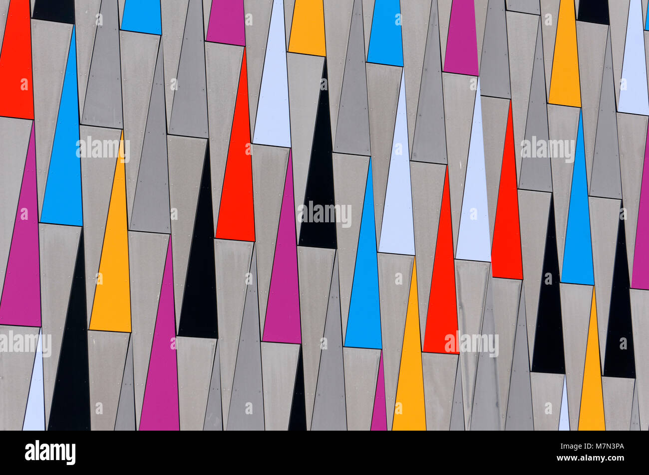 Bunte wiederkehrende Dreiecke Design an der Außenwand eines modernen Gebäudes in Richmond, BC, Kanada Stockfoto