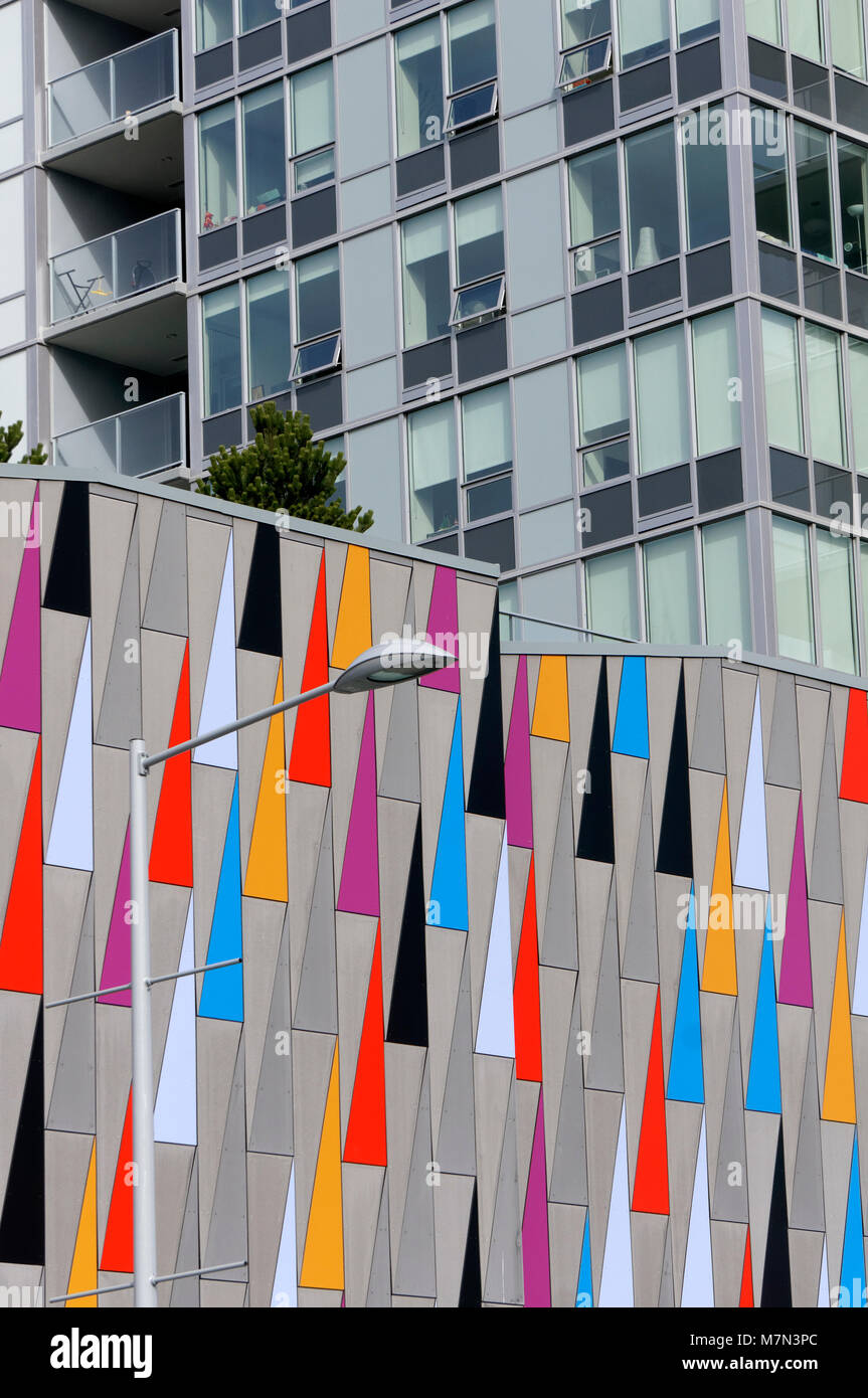 Bunte Dreiecke Design an der Außenwand eines modernen Gebäudes in Richmond, BC, Kanada Stockfoto