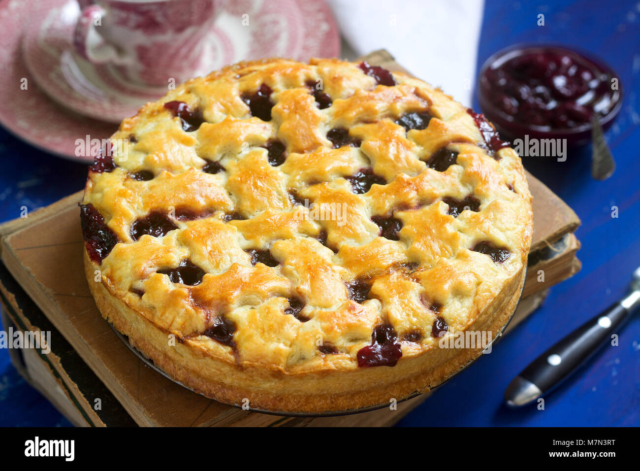Eine traditionelle amerikanische oder europäische Cherry Pie aus SHORTCAKE. Im rustikalen Stil. Stockfoto
