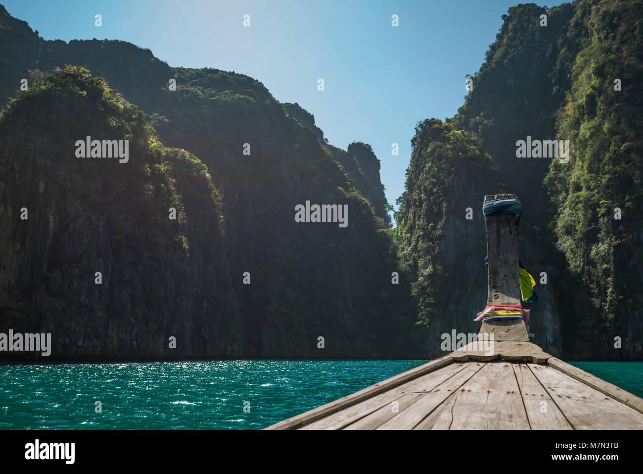 Reiseziele in Asien. Long tail Boot in der Nähe von Felsen und Hügel auf Phi-Phi Island Lagune. Nationale nautische Schiff von Thailand. Ansicht von vorn Stockfoto