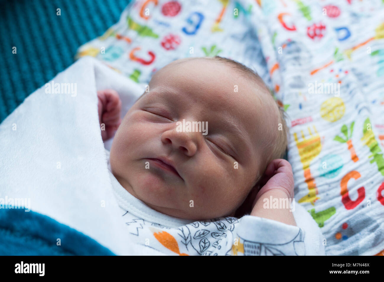 Kaukasische Baby schlafend auf bunten Musselin Tuch Stockfoto