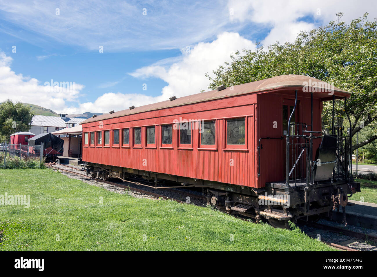 Eisenbahn an der ehemaligen kleinen Fluss Bahnhof, Little River, Banken Halbinsel, Canterbury, Neuseeland Stockfoto