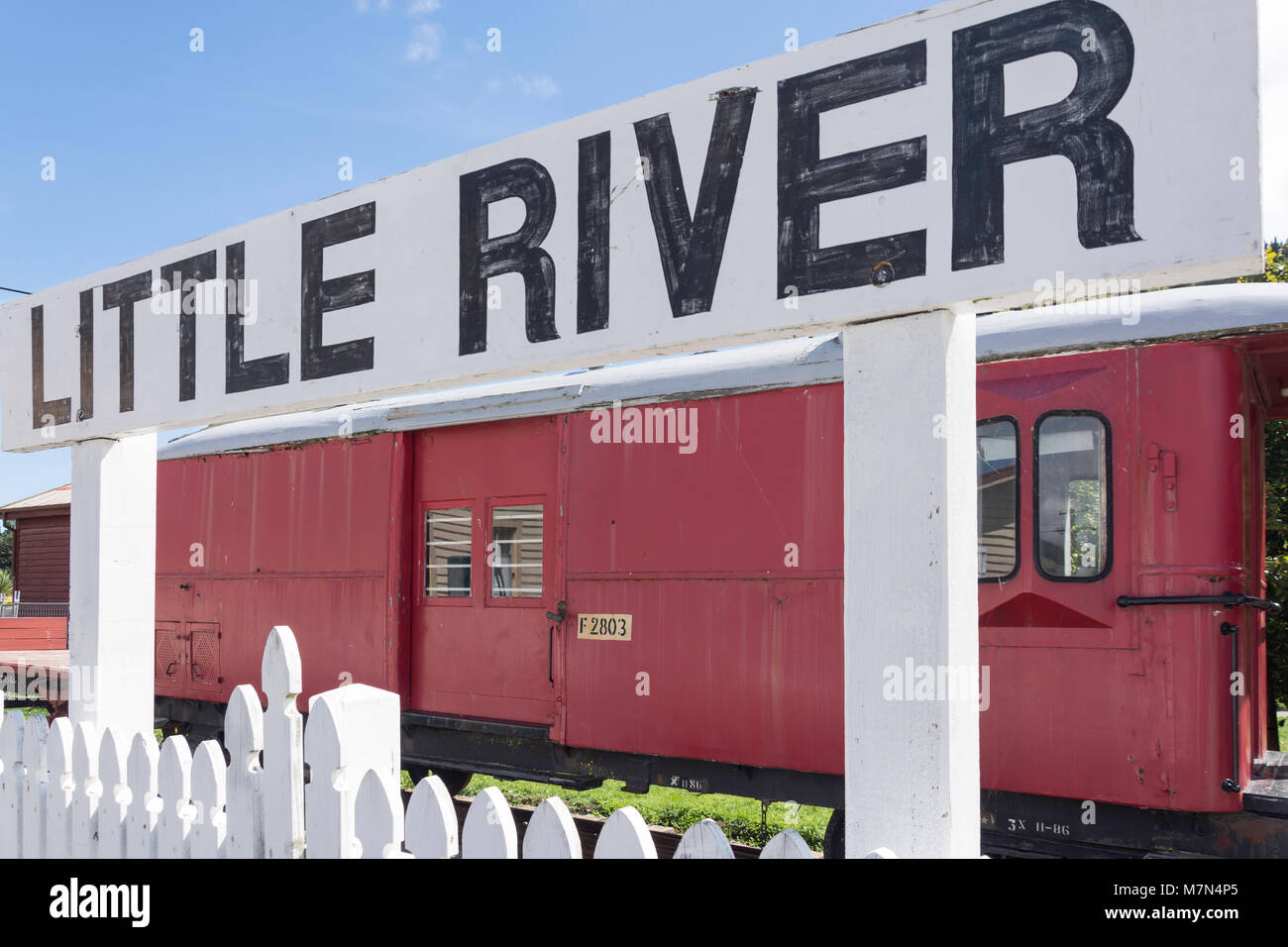 Restaurierten Eisenbahnwagen am ehemaligen Bahnhof, Little River, Banks Peninsula, Canterbury, Neuseeland Stockfoto