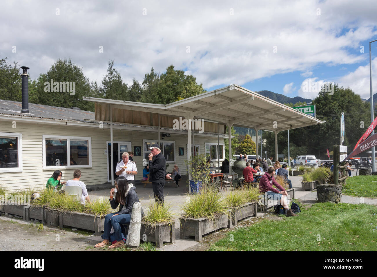 Alpine Motor Inn & Cafe, Federn, Kreuzung, State Highway 7, Maruia, West Coast Region, Neuseeland Stockfoto