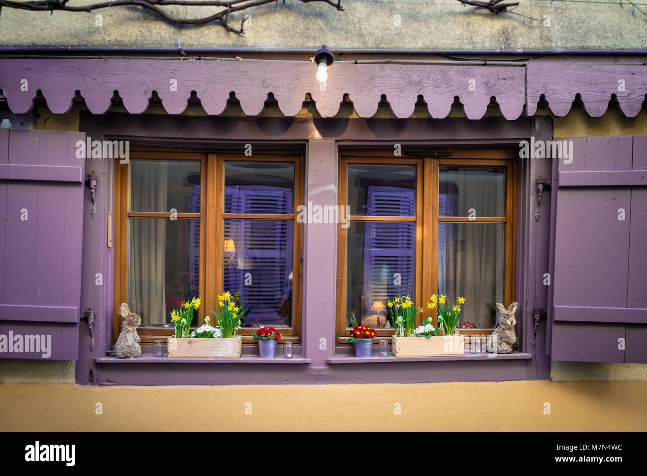 Kunst Fenster mit violetten Fensterläden aus Holz und Blumentöpfe mit Blumen, Design Element und Spielzeug, vintage Dekor Stockfoto