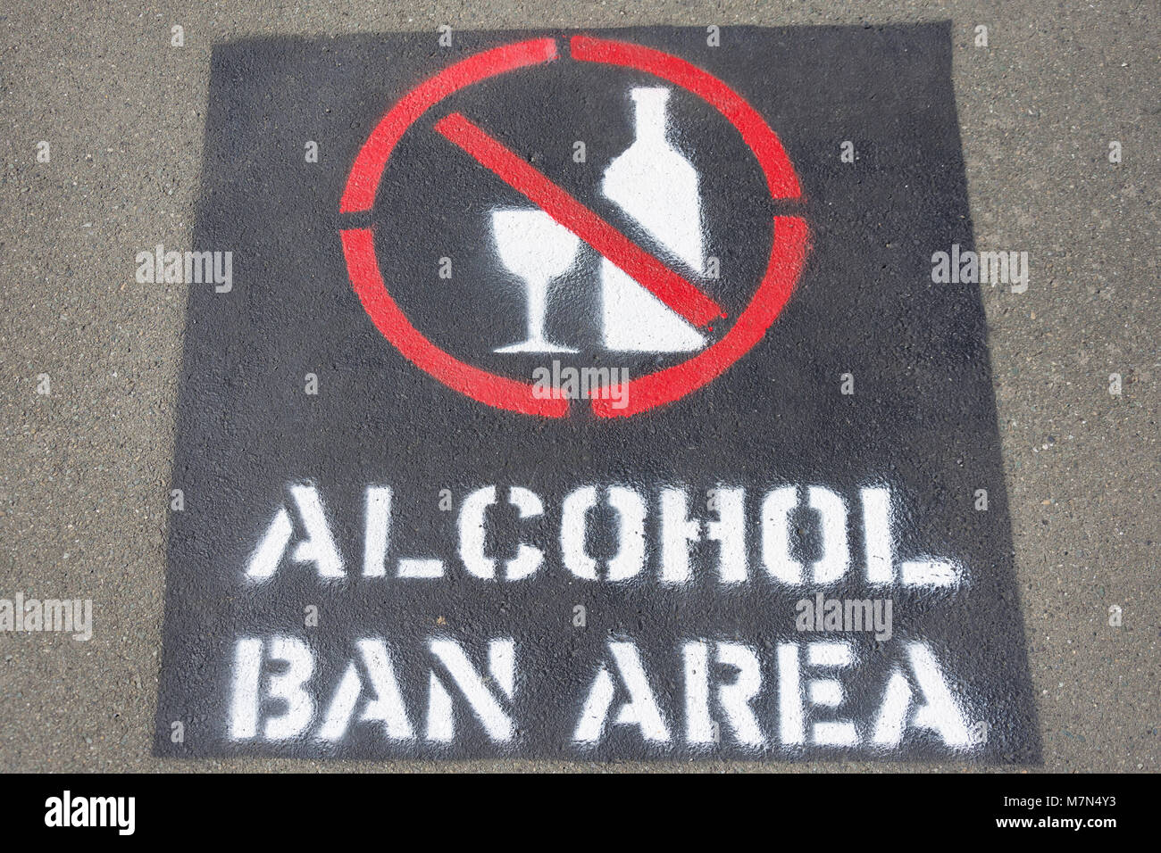 "Alkohol verbot Bereich über das Schild "Pavement, Cambridge Street, Richmond, Tasman, Neuseeland Stockfoto