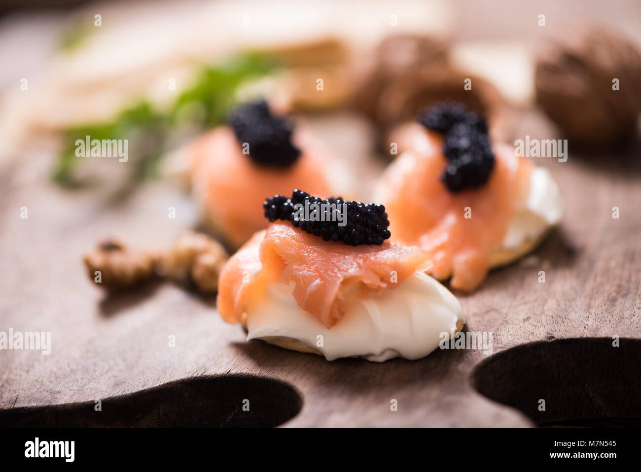 Canapés mit geräuchertem Lachs und Kaviar Stockfotografie - Alamy