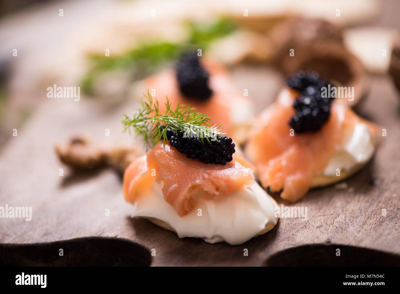 Canapés mit geräuchertem Lachs und Kaviar Stockfotografie - Alamy