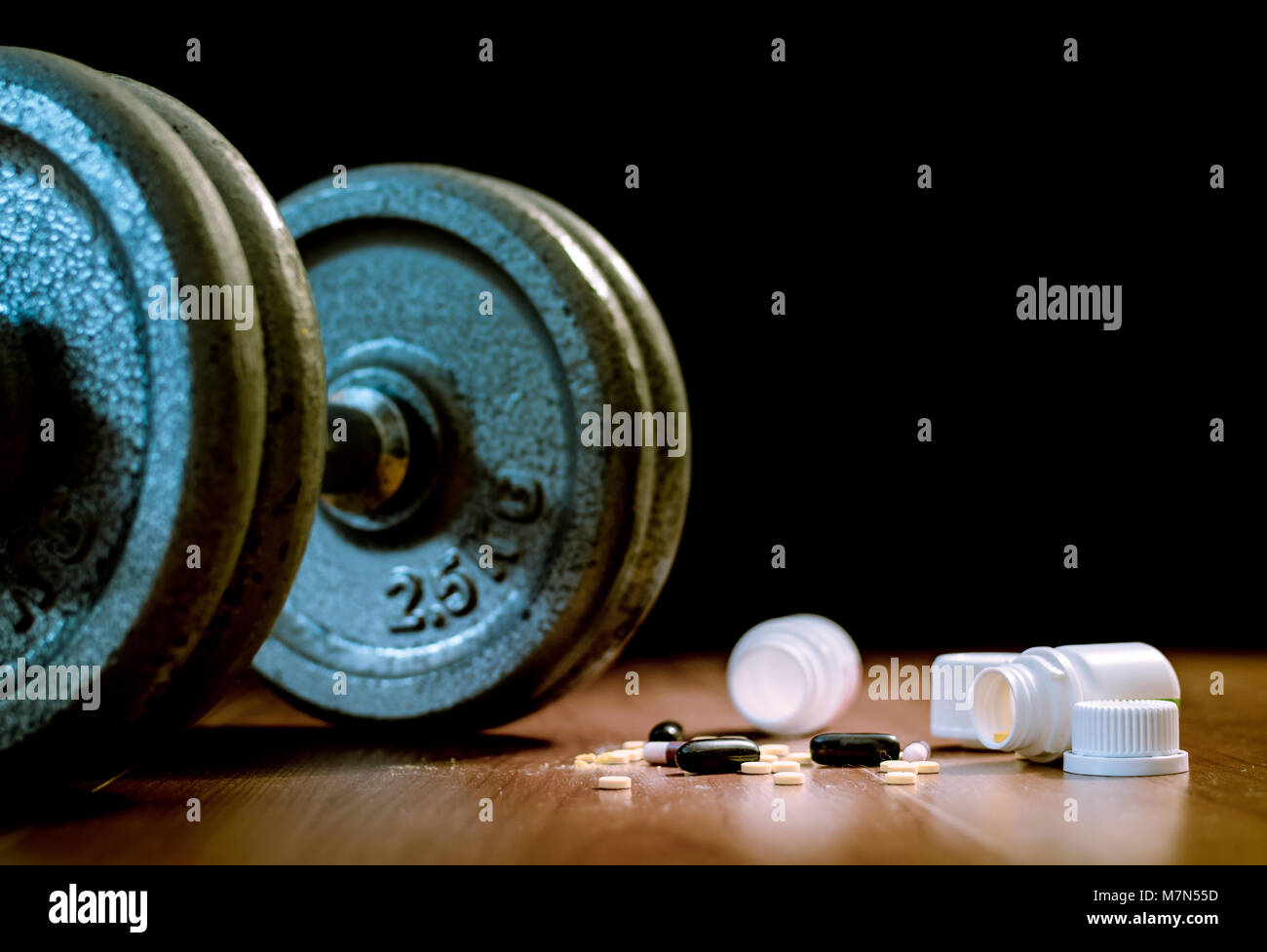 Steroid Pillen und Kapseln mit hantel Gewicht im Hintergrund - Doping im Sport. Stockfoto