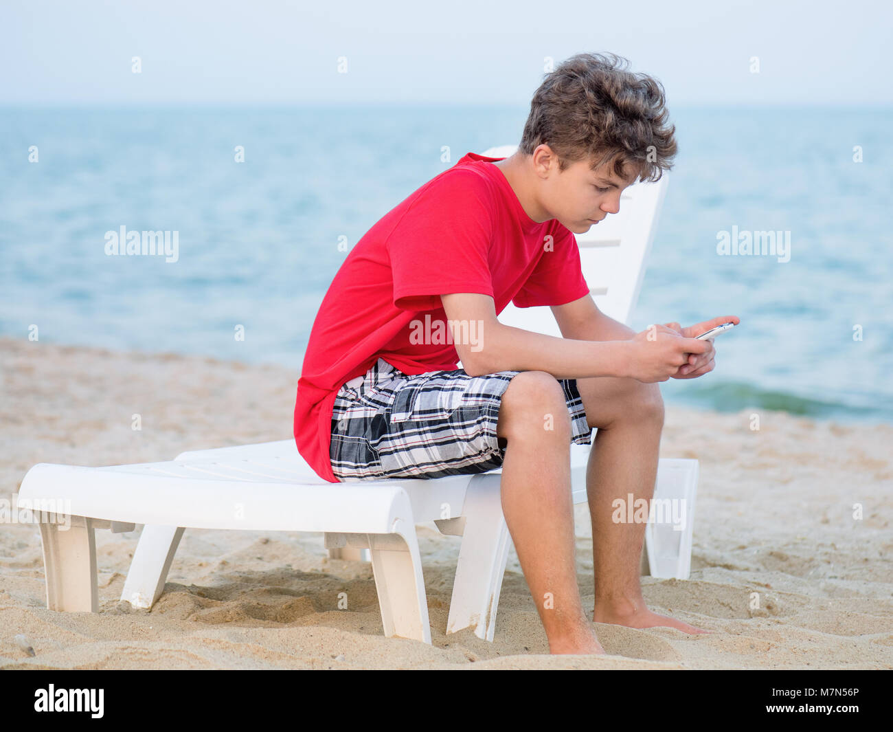 Jugendlich Junge am Strand Stockfoto