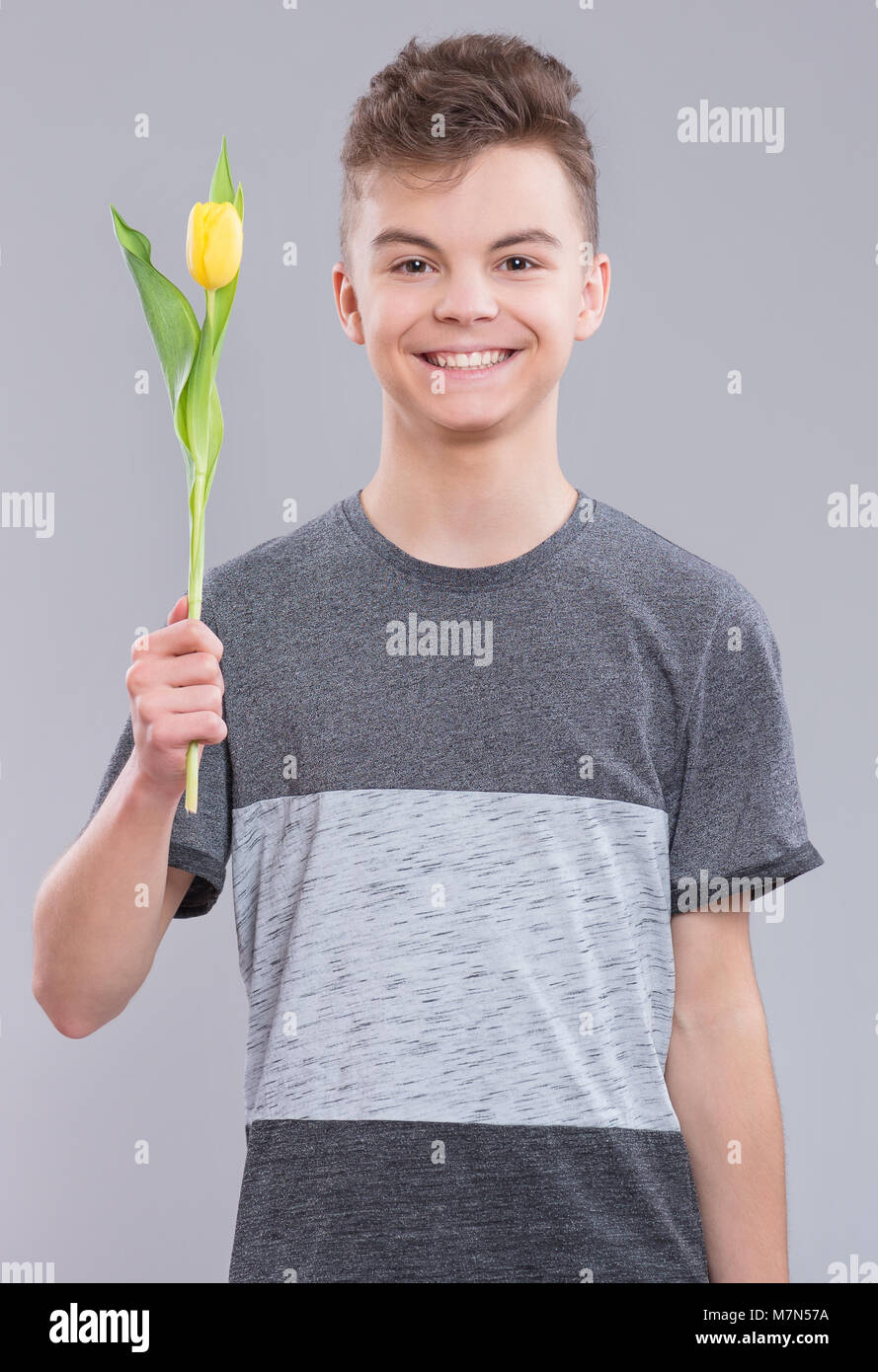 Jugendlich Junge mit Blumen Stockfoto