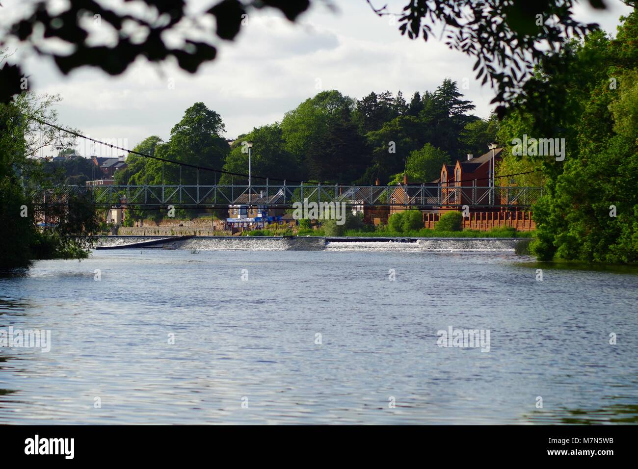 Trews Wehr Hängebrücke überspannt den Fluss Exe auf einem Sommertag. Exeter, Devon, Großbritannien. 2017. Stockfoto